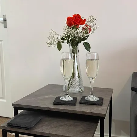 Curwen - 2 Bedrooms - Sleeps 6 Apartment *