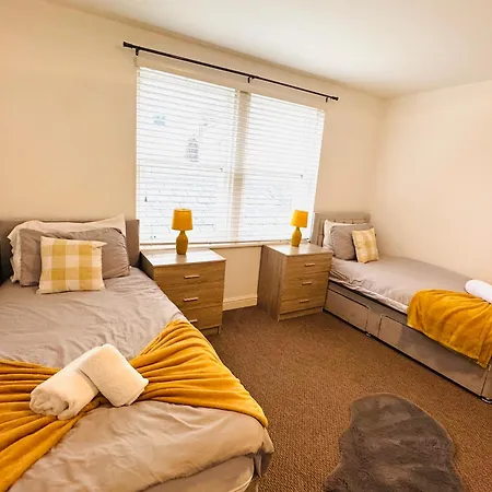 Daire Curwen - 2 Bedrooms - Sleeps 6