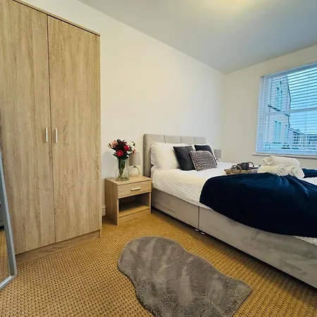 Daire Curwen - 2 Bedrooms - Sleeps 6