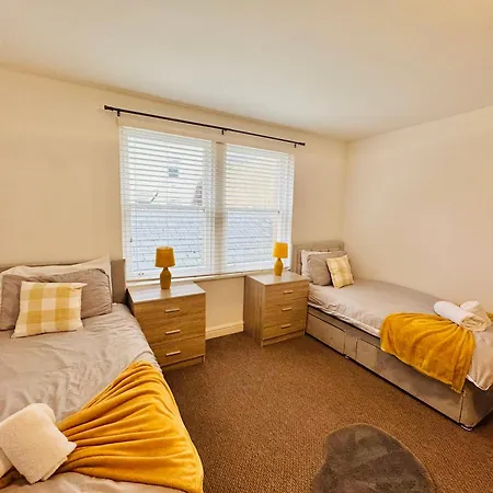 Curwen - 2 Bedrooms - Sleeps 6