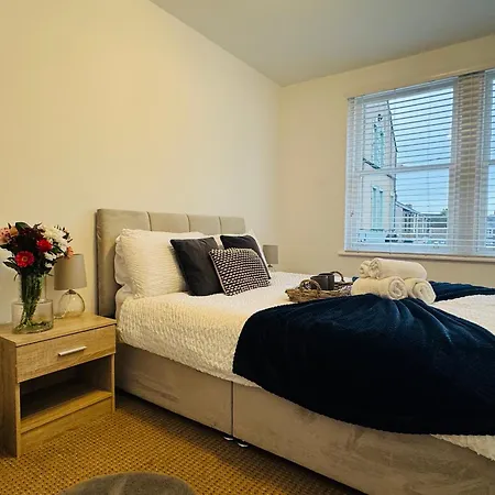 Daire Curwen - 2 Bedrooms - Sleeps 6 *