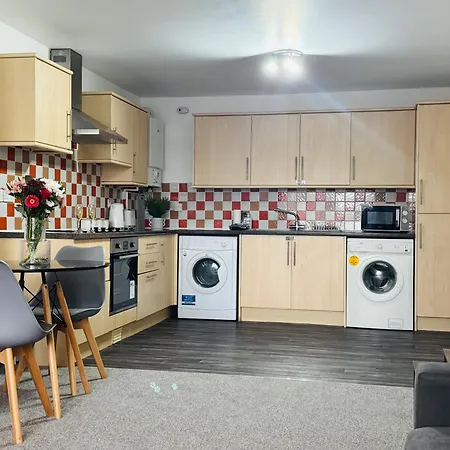 Daire Curwen - 2 Bedrooms - Sleeps 6 *
