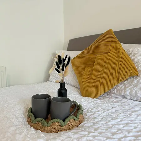 Curwen - 2 Bedrooms - Sleeps 6 *